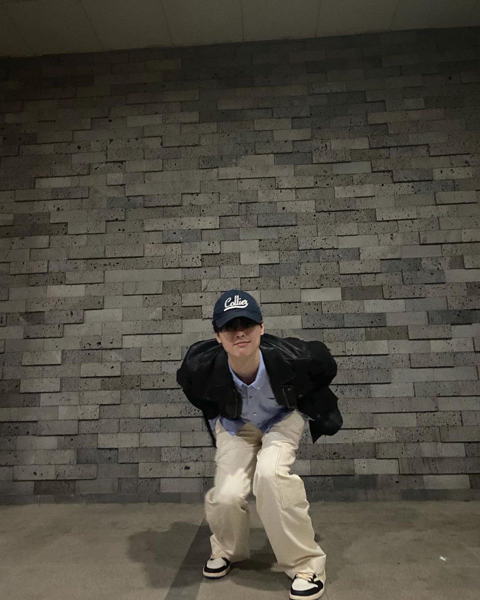 WOODZSYN's tweet photo. 𝐉𝐮𝐬𝐭 an average day where I can show off the ability I got in fashion. Standing not-so-steady in front of the brick wall while presenting 𝘣𝘭𝘶𝘳𝘳𝘺 𝘱𝘪𝘤𝘵𝘶𝘳𝘦𝘴. https://t.co/hXjTa0M7n0