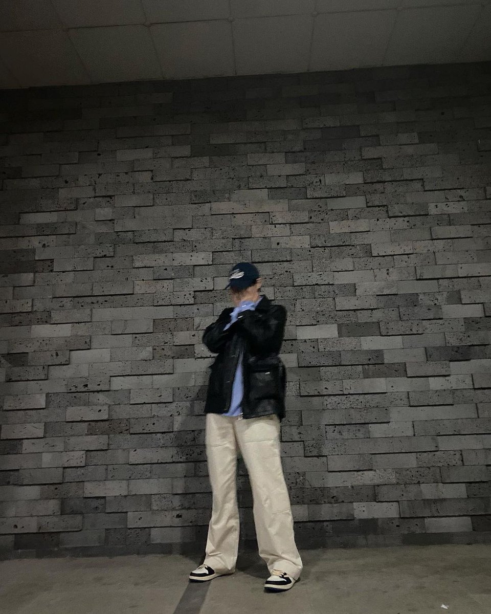 WOODZSYN's tweet photo. 𝐉𝐮𝐬𝐭 an average day where I can show off the ability I got in fashion. Standing not-so-steady in front of the brick wall while presenting 𝘣𝘭𝘶𝘳𝘳𝘺 𝘱𝘪𝘤𝘵𝘶𝘳𝘦𝘴. https://t.co/hXjTa0M7n0
