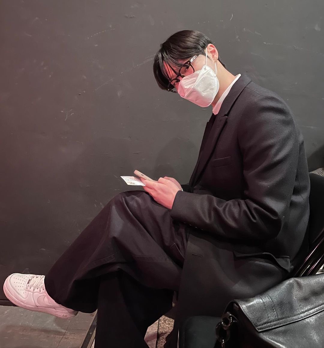 WOODZSYN's tweet photo. Introducing myself as a 𝗻𝗲𝘄 𝗵𝗲𝗮𝗿𝘁𝘁𝗵𝗿𝗼𝗯 in the city. Clothed in a black suit as it made perfectly for me and snatched everyone's heart from the camera lens. https://t.co/pZH6Xf72cV