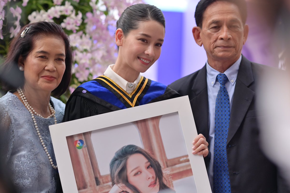 DhurakijPundit's tweet photo. ✨แสดงความยินดีกับมหาบัณฑิตป้ายแดง กับพี่โม อมีนา ที่จบการศึกษาจากคณะนิเทศศาสตร์ ด้วยนะคะ😊 #โมอมีนา #คณะนิเทศศาสตร์ #รับปริญญาDPU #DPUGrad #มหาวิทยาลัยธุรกิจบัณฑิตย์
#DPU #สร้างธุรกิจสร้างมืออาชีพ https://t.co/SoKPHYQxll