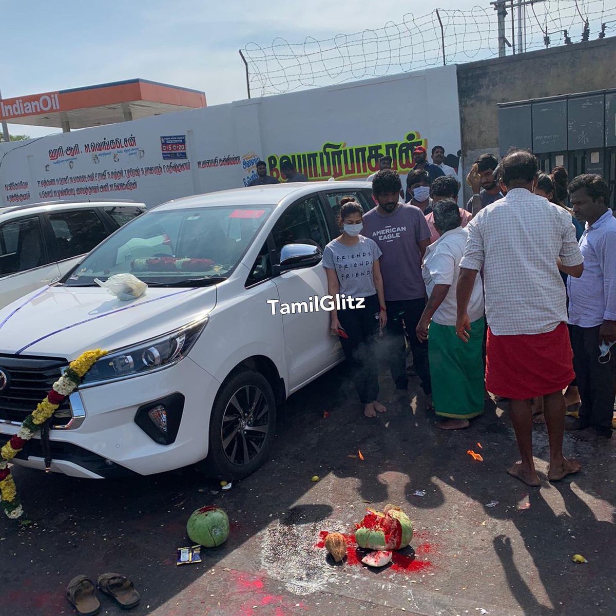 SrkNayanzz's tweet photo. Nayanthara's New car 🚗

#Nayanthara @VigneshShivN https://t.co/Rke03Egotu