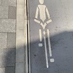 思わず2度見？「座禅しながら空を飛ぶ人」にしか見えない表示。