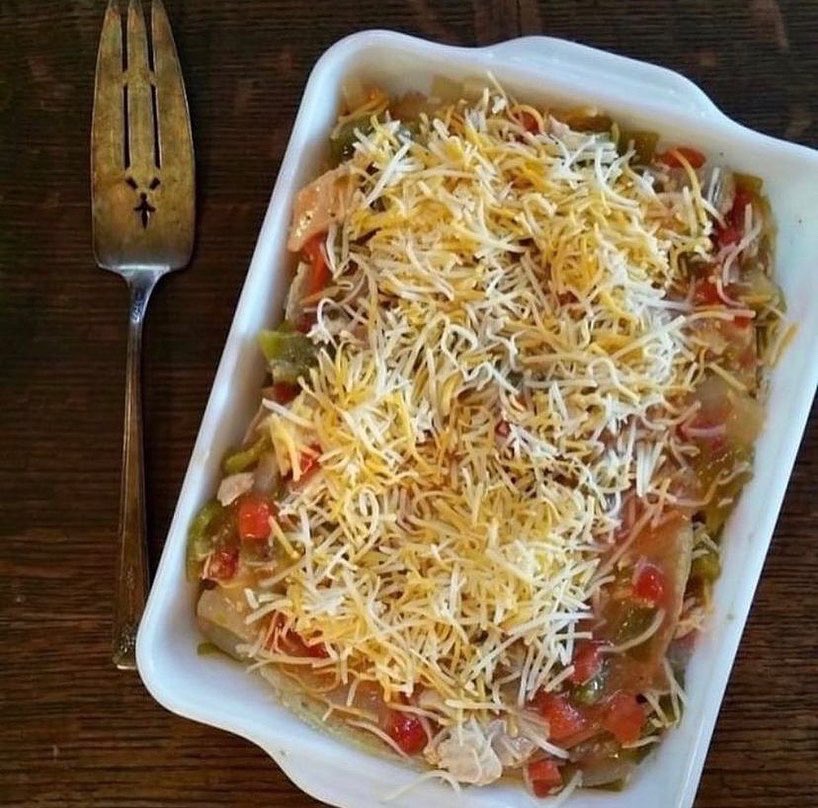 HatchChileCoLLC's tweet image. You must try this beautiful and delicious Hatch Green Chile Chicken Casserole from @CecesGoodStuff .  Using whole (or diced) Hatch Green Chile, chicken, cheese and corn tortillas.  We know you are going to love it! CeceliasGoodStuff.com/hatch-green-ch….