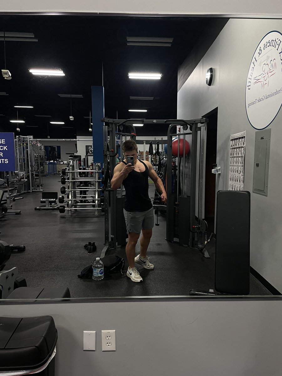 Isaiahpope21's tweet photo. Chest not looking to bad either https://t.co/KiLoJf8SzF