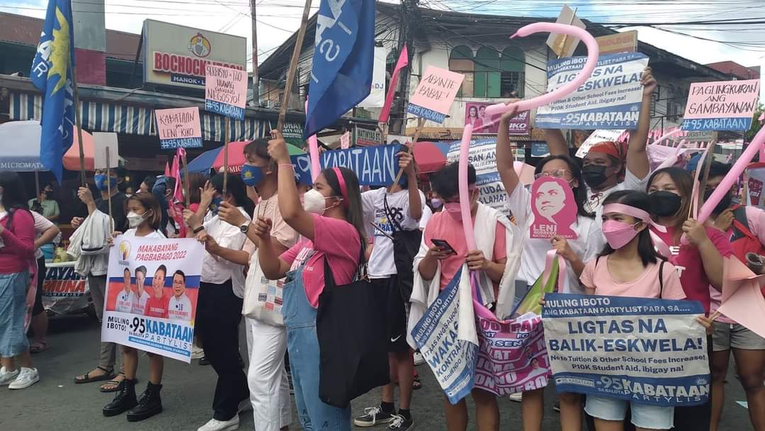 KabataanPL's tweet photo. Kabataan Partylist Representative Sarah Elago along with youth volunteers marched together to convince people to vote for the only and genuine youth representative congress and our duo for genuine change, Leni-Kiko!

#LabanKabataan
#95KABATAAN https://t.co/LMXvw52Gn8