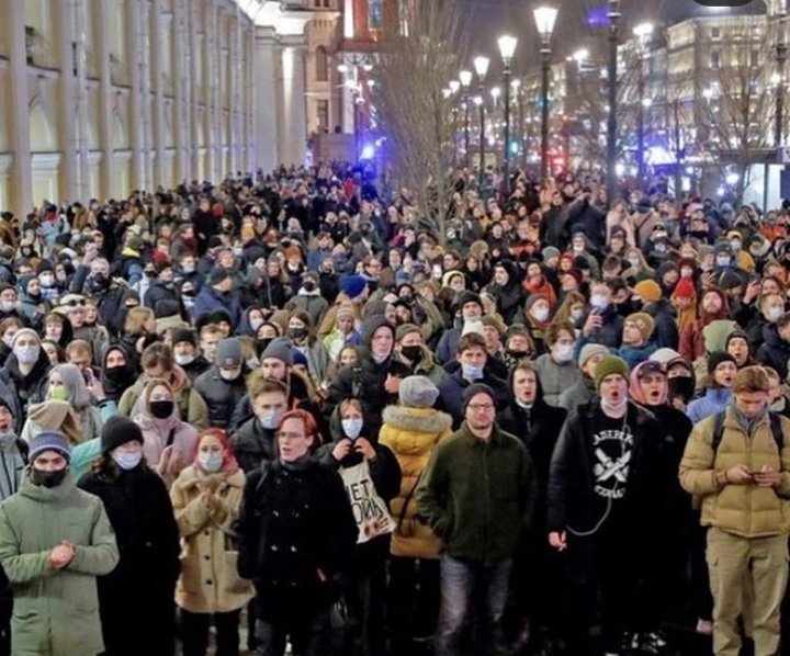 MineParis81's tweet photo. @birhankeskin Rusya'daki insanları da unutmayalım. Onların bu tehlikeli koşullarda sokakta protesto etmeleri gerçekten cesur çünkü bence. https://t.co/yua7oleHHK