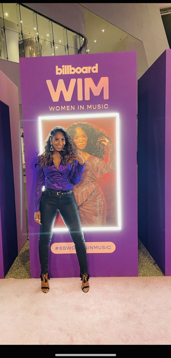 KJRoseEffect's tweet photo. An inspiring evening at the @billboard women in Music! #BBWomenInMusic  Love you @HERMusicx ❤️ #theroseeffect #adjustyourcrown https://t.co/CBdVGZbod0