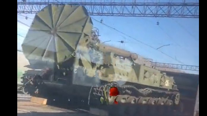 RALee85's tweet photo. 2S7M Malka 203mm heavy artillery and 2S4 Tyulpan 240mm heavy howitzer passing through Tyumen. These are the heavy artillery pieces you would use for a siege of a city. https://t.co/nxZkn56ouy