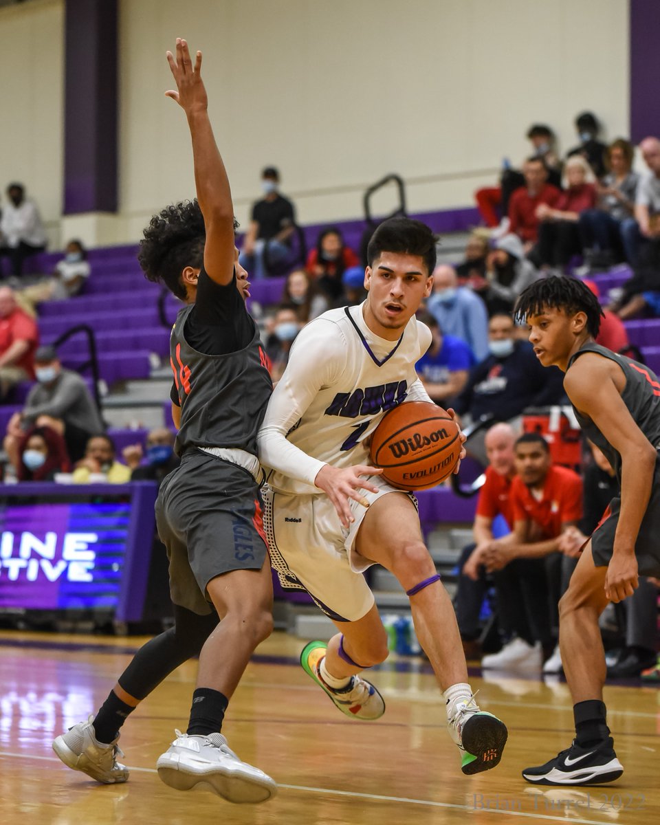 DotteSportsPix's tweet photo. .@JCHarmonBB loses a tough one to @OlatheNorthBB 56-46 on a 4Q run by the Eagles. Hawks finish with a 15-5 record and repeat as KCAL champions. @almarosashall @Coach_Gonzo https://t.co/iCvz2SyHv3