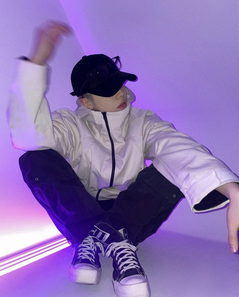 Yeonjuzne's tweet photo. Purple light made the best cozy ambiance, self-portraits have no boundaries. A day to daze off, at last, here. https://t.co/Y2A5fhtVtc