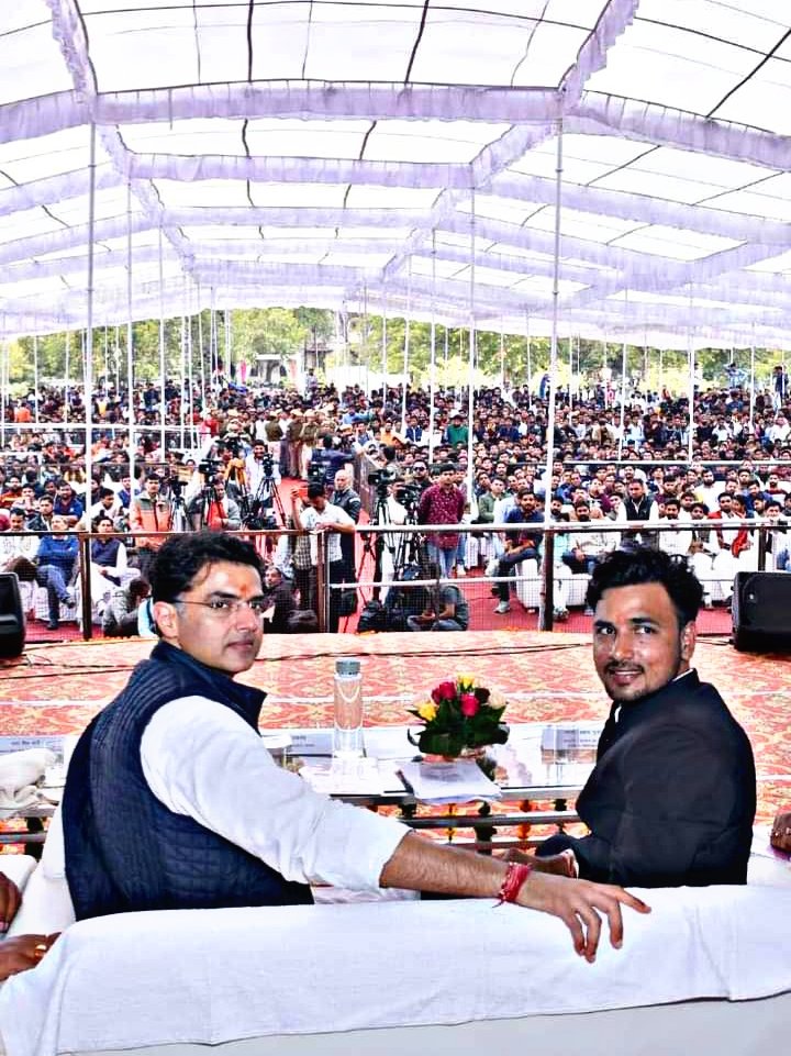 Rajkumarchahal1's tweet photo. हुनर होगा तो दुनिया कदर करेगी एड़ियाँ उपर उठाने से किरदार ऊँचे नहीं होते
बड़े भाई महावीर गुर्जर छात्रसंघ महासचिव राजस्थान विश्वविद्यालय 
@Mahaveergurjar_
@AshokChandnaINC
@Bharatpur_DYC
@Rajasthan_PYC https://t.co/dXoLRhSGGx