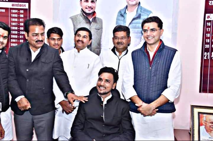 Rajkumarchahal1's tweet photo. हुनर होगा तो दुनिया कदर करेगी एड़ियाँ उपर उठाने से किरदार ऊँचे नहीं होते
बड़े भाई महावीर गुर्जर छात्रसंघ महासचिव राजस्थान विश्वविद्यालय 
@Mahaveergurjar_
@AshokChandnaINC
@Bharatpur_DYC
@Rajasthan_PYC https://t.co/dXoLRhSGGx