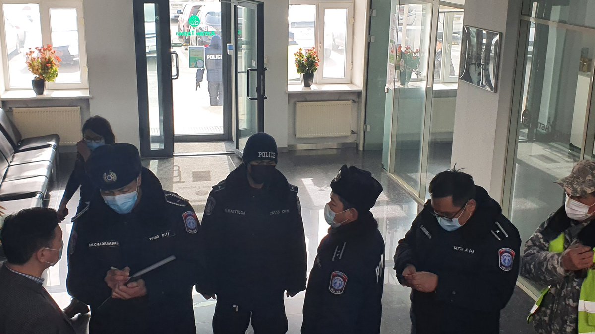 Дайныг эсэргүүцсэнд СХД-н цагдаа ирж Украйны тугаа буулга гэж шаардлага тавьж буй.
Хувийн өмчид халдах гэж буй бол шүүхийн шийдвэрээ аваад ир гээлээ. Монголын төрийн байж буй царай ийм л байна.