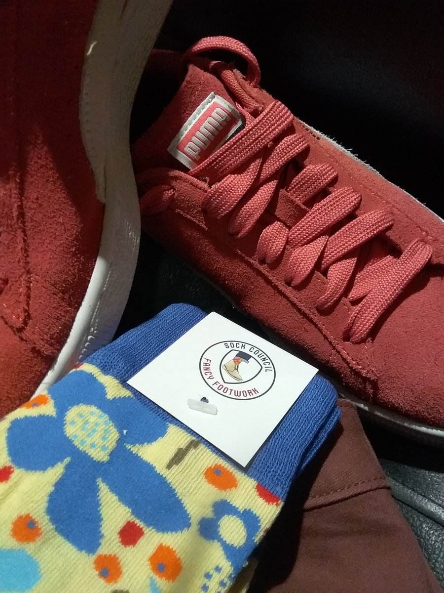 BetheneC's tweet photo. I call this outfit A Study in Peach. A reference for my fellow #SherlockHolmes fans! For the perfect socks I came up with these Flax Socks from @SockCouncil with @hazel_retweets . Great combo with coral colored Puma Suedes. 🐝🌼 https://t.co/bT4xcbbT7W