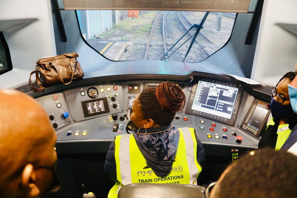 MbalulaFikile's tweet photo. We are in Fish Hoek this morning, we are Piloted by two young women ✊🏽#FixingPRASA https://t.co/AWL5WOKr1k