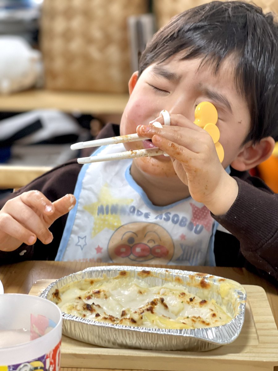 グラタンのエビ1匹1匹に名前をつけてしまって、食べられなくなった3歳。