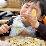 可愛すぎる!グラタンのエビに名前をつけてしまって、食べられなくなった3歳。