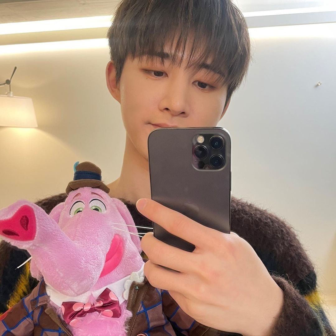 131TURKEY's tweet photo. 220302 #HANBIN Instagram güncellemesi:

"Bing-bong bing-bong oynamayı seven arkadaşın kim? 🔴🟠🟡🟢🔵🟣" https://t.co/hmZxlZ8Z29