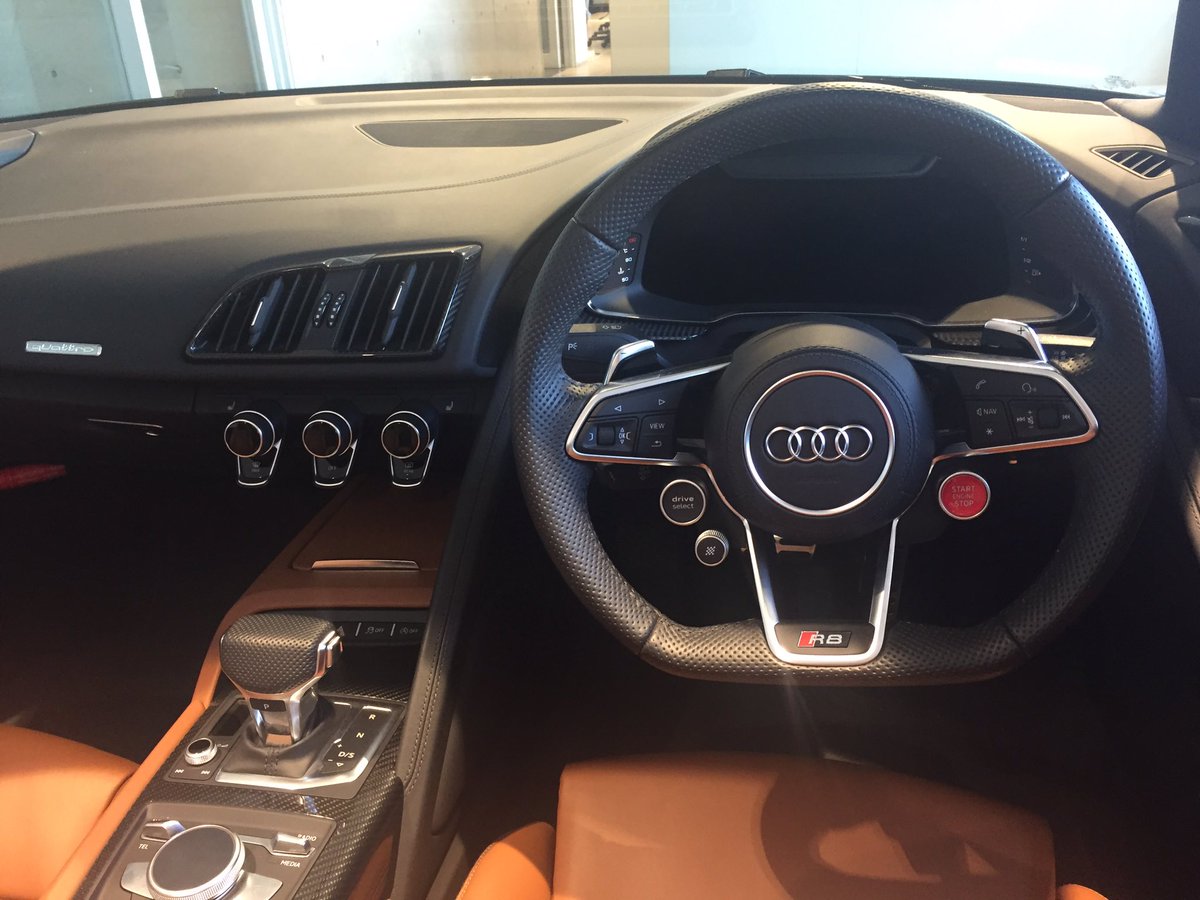 AudiSetagaya's tweet photo. 【展示車のご紹介🚗】
Audi R8 Coupe V10 perfoqmance
5.2 FSI quattro S tonic (4WD)

・ケモラグレー
・カラードステッチングファインナッパレザー(スポーツシート)

ご興味ある方は是非ショールームにお立ち寄りください✨
#AudiSetagaya  #ajs https://t.co/TkIjlaUvRI