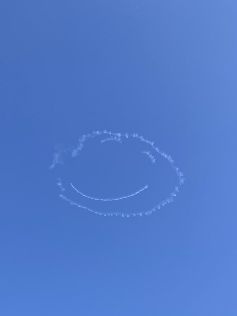 non0120's tweet photo. #笑顔で卒業
#スカイライティングしずおか 
中里上空、雲一つ無い青空にニコちゃんが現れました。 https://t.co/1c6NRitBXZ