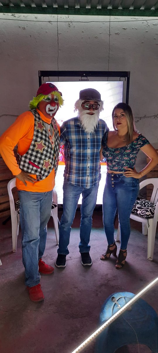 DonDecre's tweet photo. Con mis amigos de la cabina online gracias por la entrevista 😃 https://t.co/vINs1NBYxl
