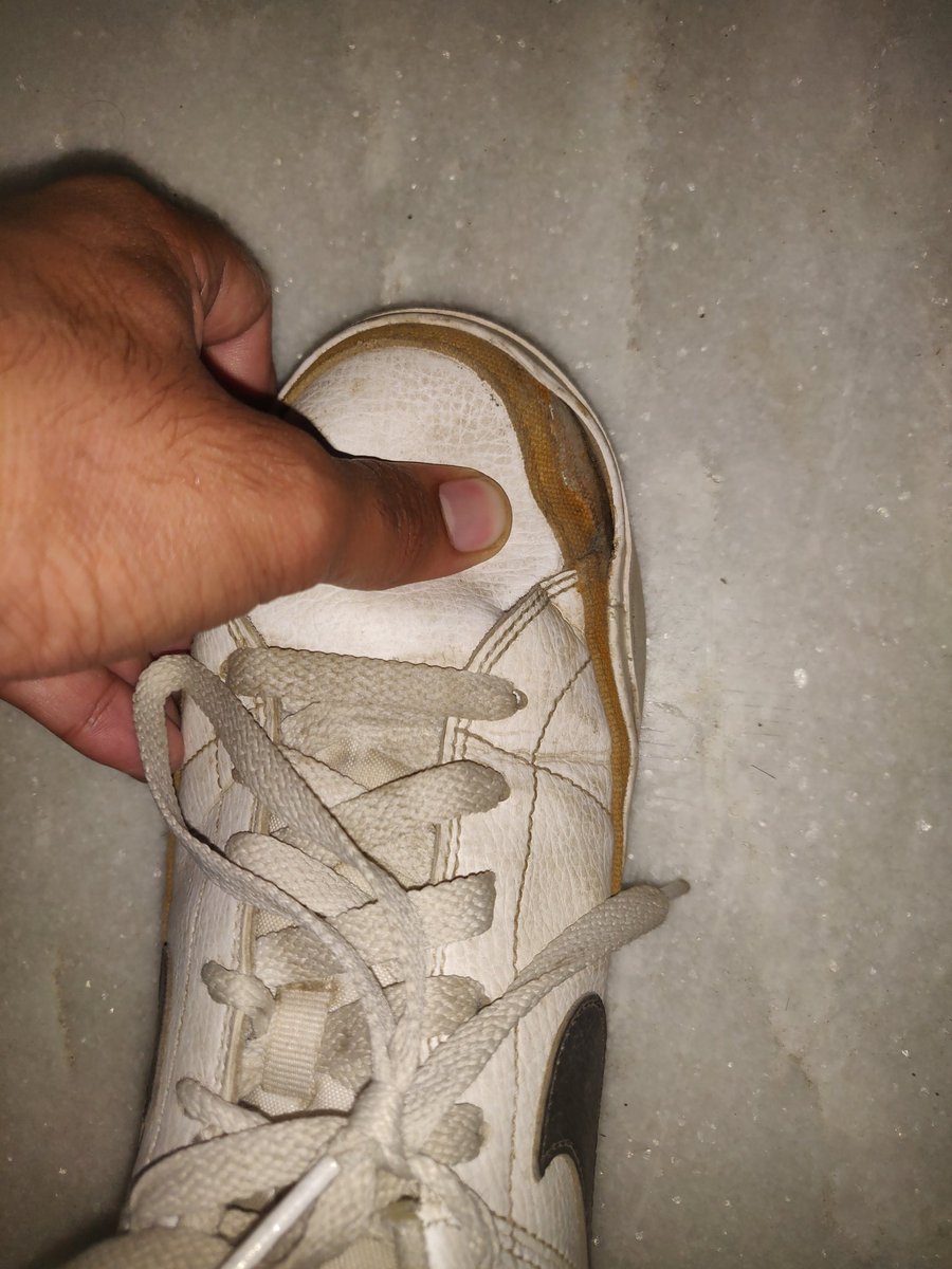 sandeep_1902's tweet photo. Dear @Nike @nikestore 

I have purchased a Nike shoe on 17 September 2021 from an authorised shop in  Pecific mall , Dehradun.
With in new month shoes pasting started coming out as shown in picture. I have raised the complainant in nikeassist but no satisfactory response I got. https://t.co/qIOVyqtlTT
