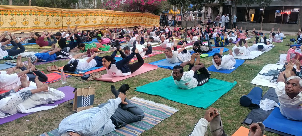 GujaratYogBoard's tweet photo. 🇮🇳"આઝાદી કા અમૃત મહોત્સવ"🇮🇳
"યોગ કક્ષા સશકિત કરણ અભિયાન" અને "યોગમય ગુજરાત " અંતર્ગત આજ રોજ માન. ચેરમેનશ્રીની અધ્યક્ષતામાં અમદાવાદનાં બોપલ વિસ્તારમાં ગુજરાત રાજ્ય યોગ બોર્ડ દ્વારા યોગ શિબિર કાર્યક્રમનો પ્રથમ દિવસ યોજાયો. https://t.co/OLGN0iWwBI