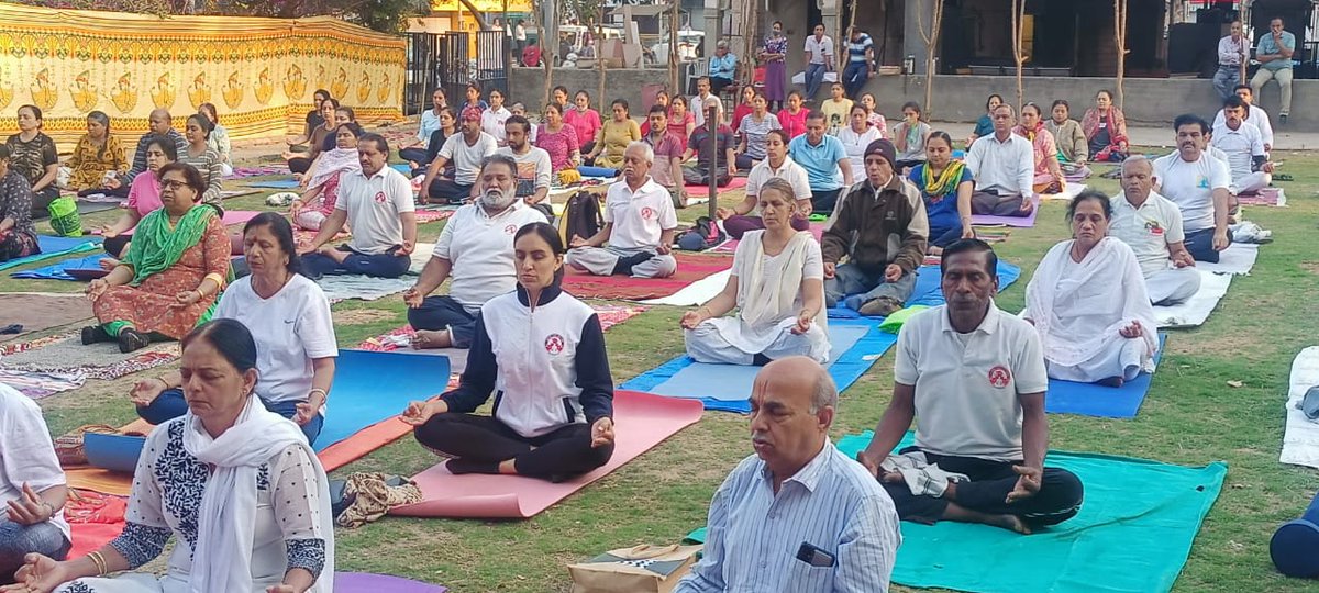 GujaratYogBoard's tweet photo. 🇮🇳"આઝાદી કા અમૃત મહોત્સવ"🇮🇳
"યોગ કક્ષા સશકિત કરણ અભિયાન" અને "યોગમય ગુજરાત " અંતર્ગત આજ રોજ માન. ચેરમેનશ્રીની અધ્યક્ષતામાં અમદાવાદનાં બોપલ વિસ્તારમાં ગુજરાત રાજ્ય યોગ બોર્ડ દ્વારા યોગ શિબિર કાર્યક્રમનો પ્રથમ દિવસ યોજાયો. https://t.co/OLGN0iWwBI