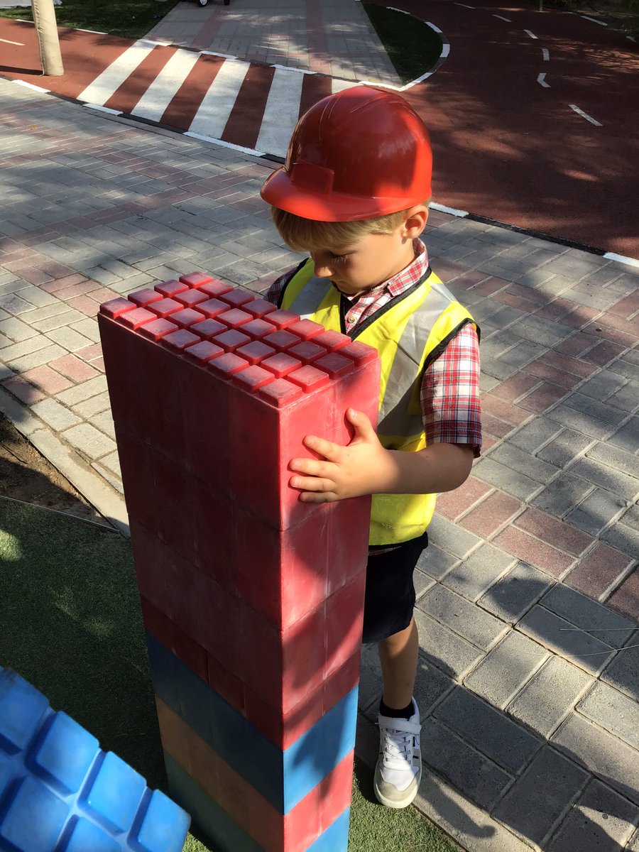 JESSjumeirahFS1's tweet photo. Having fun for #WorldBookDay #JESSReads #JESSJumEnglish https://t.co/nhhqgwqg4F