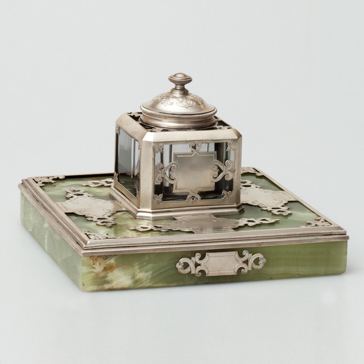 #КоллекцияГИМ

3 марта — Всемирный день писателя 📝

Письменный прибор. Фирма Овчинникова. 1899-1908 гг.