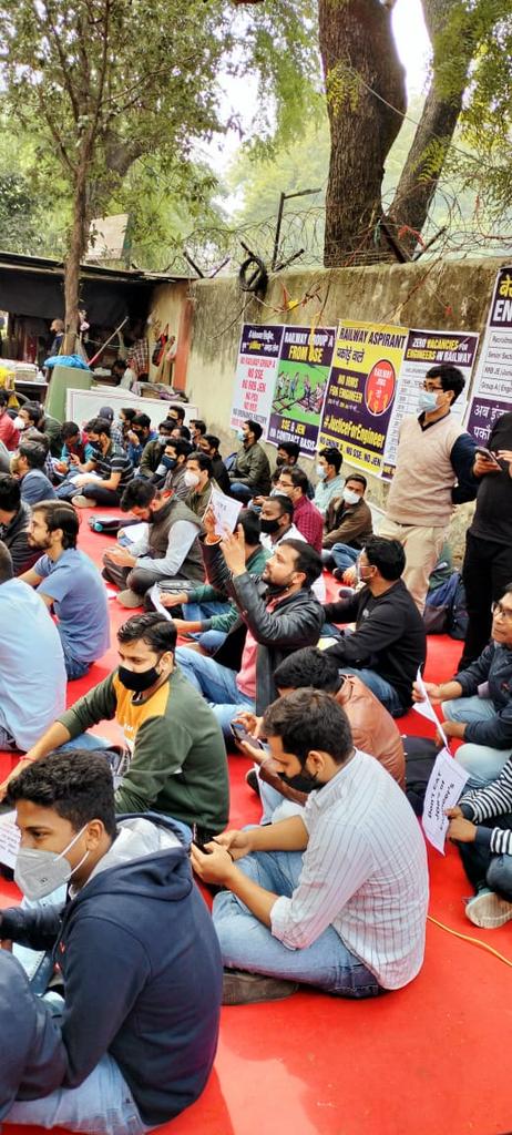 JD__Rahul's tweet photo. Some pictures of "आत्मनिर्भर भारत"
Mean ab ye log आत्मनिर्भर h inko kisi ki jarurt nhi syd, railway ke liye na Engineers, na engine ki, train khud se chalayge 
#IRMS_SSE_JEN_For_Engineers 
#irms_for_engineers @IESramteerath @yuvahallabol @GESWA_UP @Rajasthanirajp @IesJaspalsingh https://t.co/Fop3nAGO3h