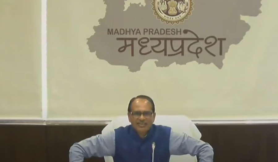 minprdd's tweet photo. स्व-सहायता समूहों को गांव में हम कैसे मजबूत कर सकते हैं, गांव में महिला स्व-सहायता समूह की ट्रेनिंग अच्छे से हो जाए, गांव में ही हर महिला कम से कम 10 हजार रुपए महीने कमाने लगे, इसकी व्यवस्था गांव में ही की जा सकती है:  मुख्यमंत्री श्री @ChouhanShivraj

#GramGauravDiwas https://t.co/Fre5V44lAL