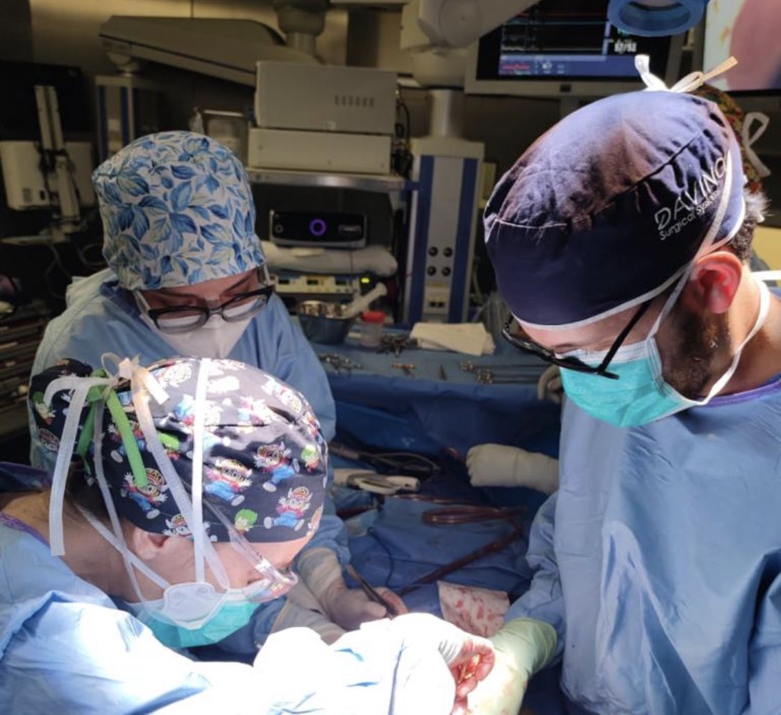 ThoracicSurgHVH's tweet photo. En Nuestro Servicio de #Cirugiatoracica y #trasplantepulmonar de @vallhebron puedes formarte con tecnología puntera cómo la #cirugiarobotica y ser parte del equipo que hace más Trasplantes Pulmonares del Estado Español. Ven a conocernos! #MIR2022 #ResidentsVH https://t.co/wSsy3HEki1