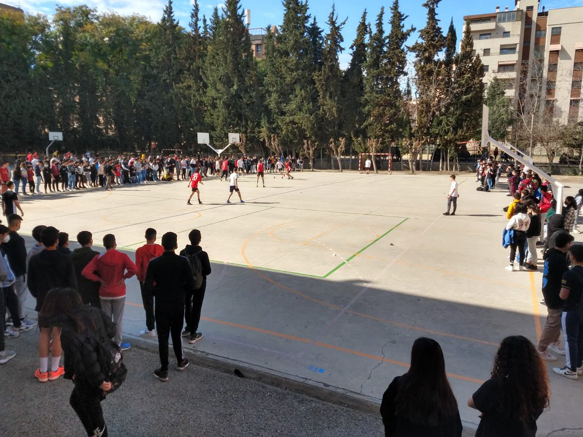 efsaavedra's tweet photo. Gran expectación en la jornada inaugural del campeonato de fútbol sala junior. 1ºE 2 - 1ºAC 1; 1ºB 3 - 1º D 0. https://t.co/pE4rcf8KC6