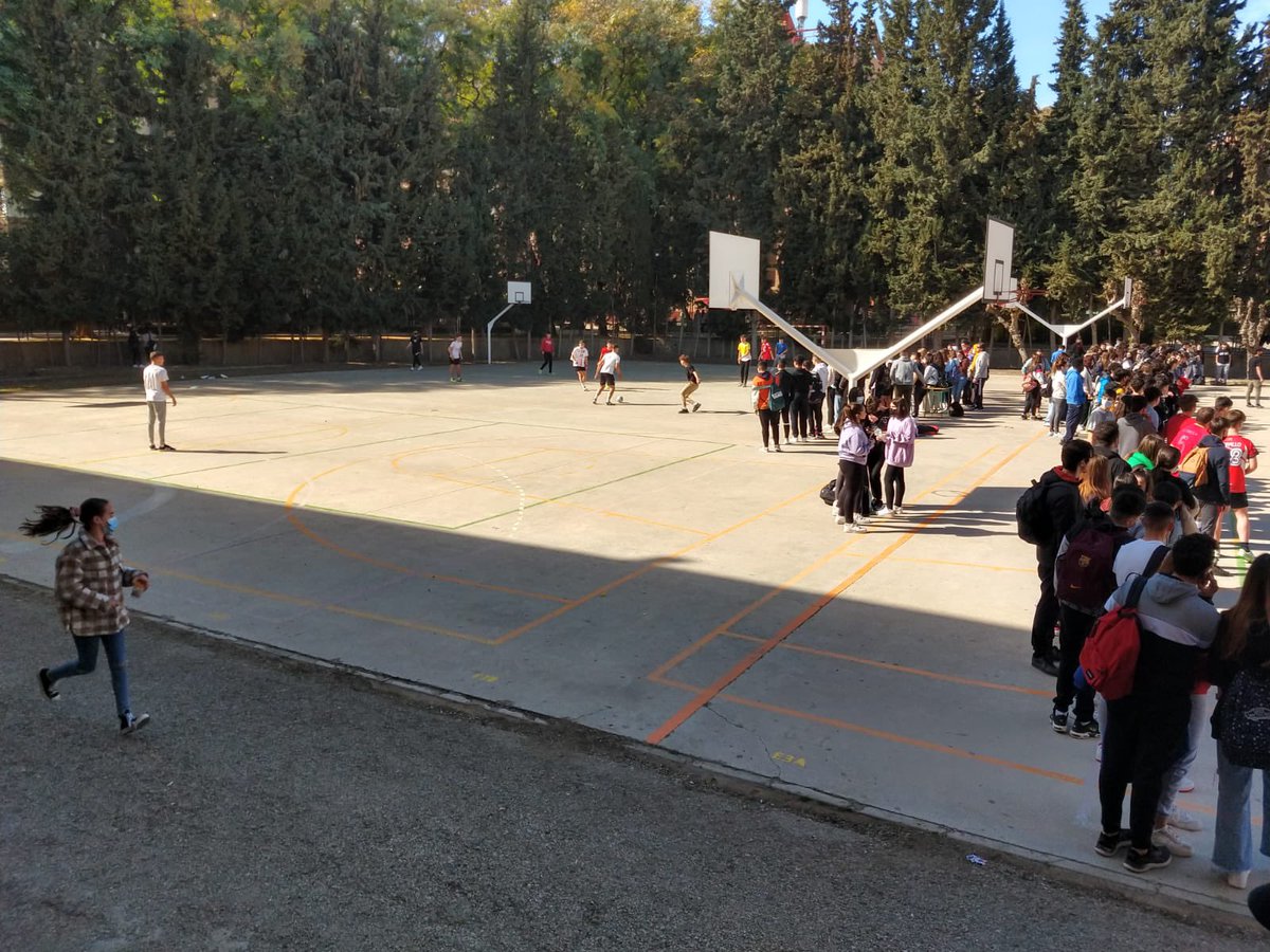 efsaavedra's tweet photo. Gran expectación en la jornada inaugural del campeonato de fútbol sala junior. 1ºE 2 - 1ºAC 1; 1ºB 3 - 1º D 0. https://t.co/pE4rcf8KC6