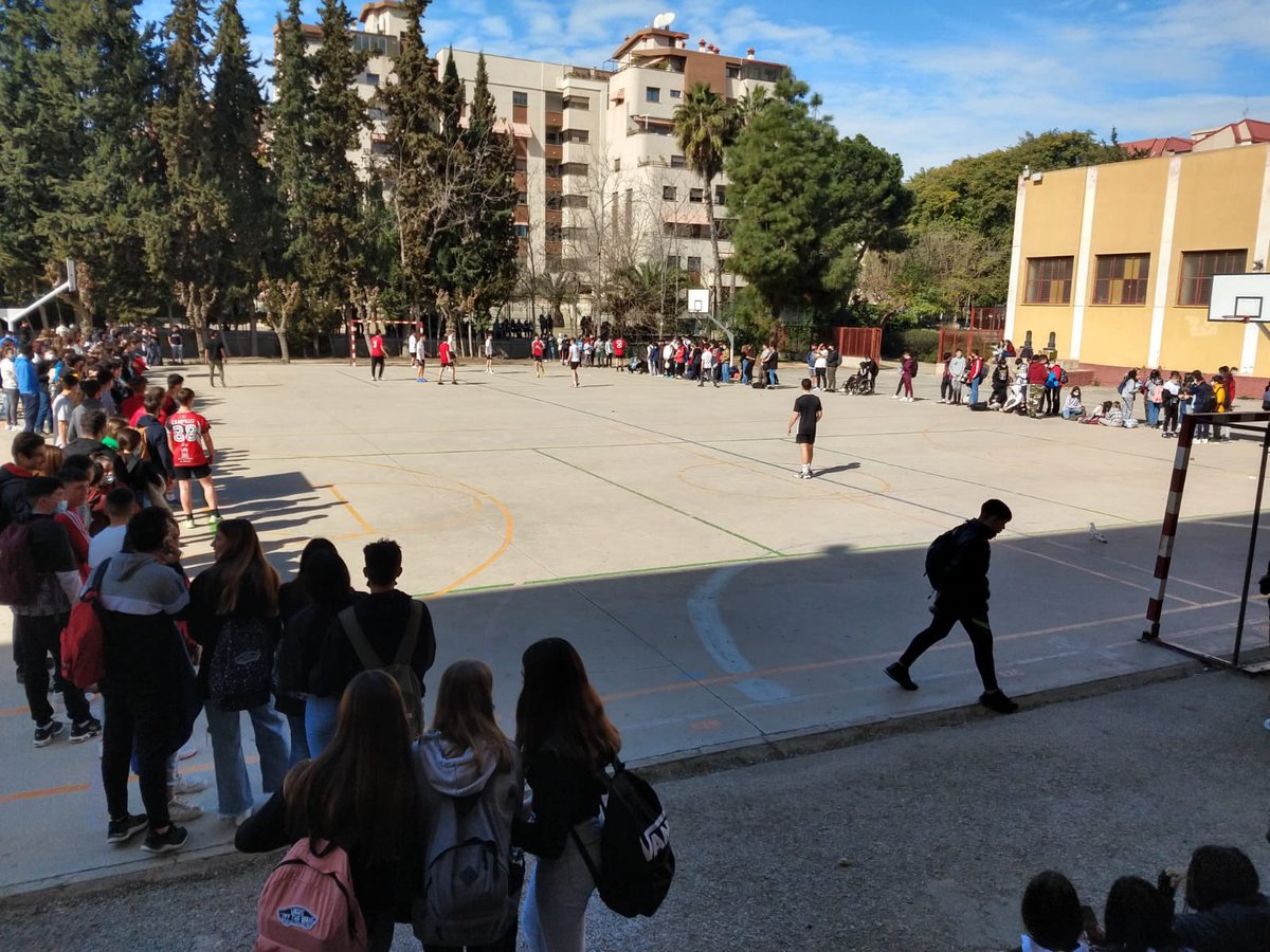efsaavedra's tweet photo. Gran expectación en la jornada inaugural del campeonato de fútbol sala junior. 1ºE 2 - 1ºAC 1; 1ºB 3 - 1º D 0. https://t.co/pE4rcf8KC6
