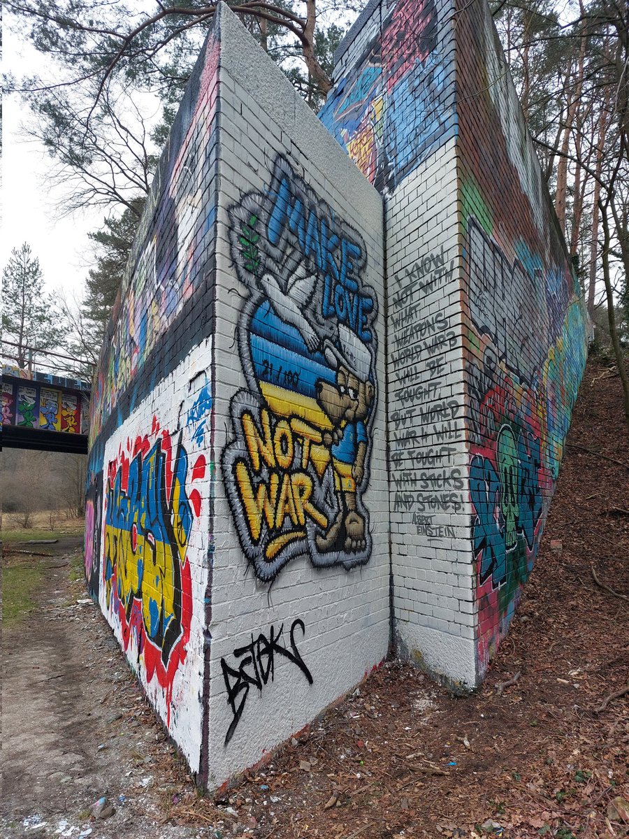 VanrixGER's tweet image. Make love , not war ! Stammbahn-Brücke / #Berlin #StandingWithUkraine #StopWarInUkraine