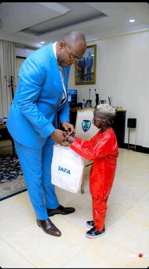 i243news's tweet photo. Arrêt sur image : l'artiste Grand P reçu officiellement ce jeudi à l'hôtel de ville de Kinshasa par le gouverneur Gentiny @NgobilaM. https://t.co/xAVU4M4gkE