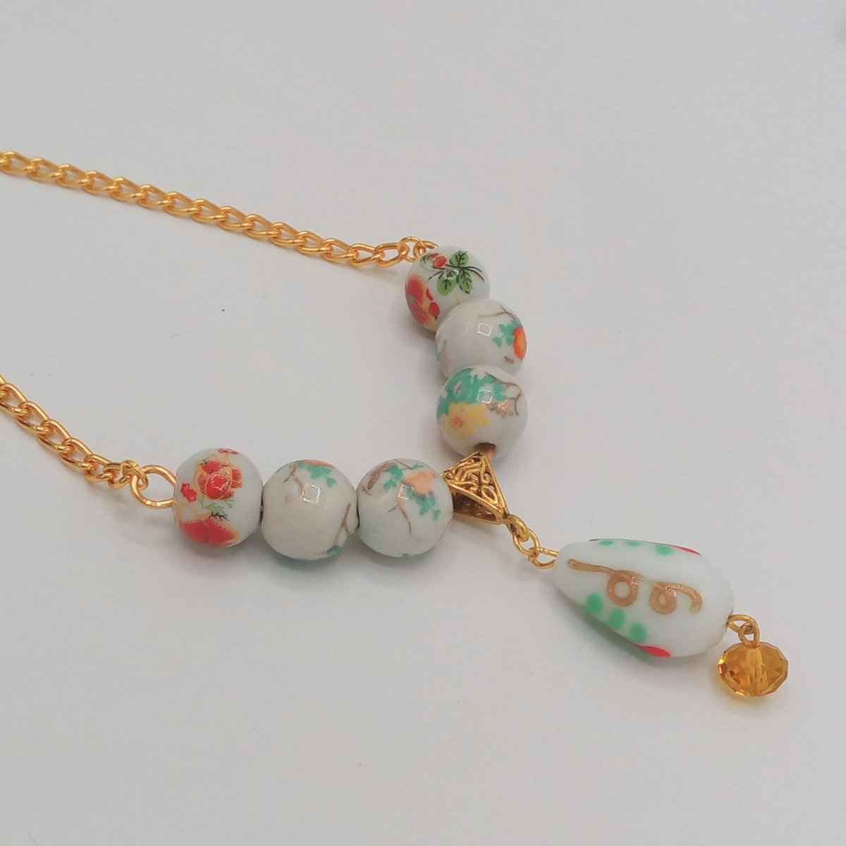 Do you need a gift for Mum for Mother's Day? This Flower Decorated Ceramic Bead & Gold Chain Necklace could be the answer. It costs £15 + P&P. folksy.com/items/7911446-… #newonfolksy #folksy365 #oswestryjewels #beadednecklace #ceramicbeadnecklace #floralnecklace #mothersdaygift