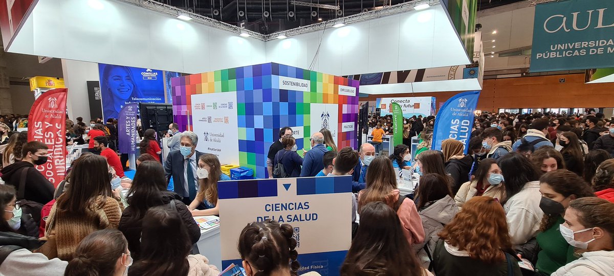 UAHes's tweet photo. En #AULA2022 hoy nos visita el Rector de la @UAHes y ayuda con la atención de nuestros futuros estudiantes #VoyASerUAH. Seguimos hasta las 20.00 en @FeriaAula. https://t.co/fdG9j5ICf7