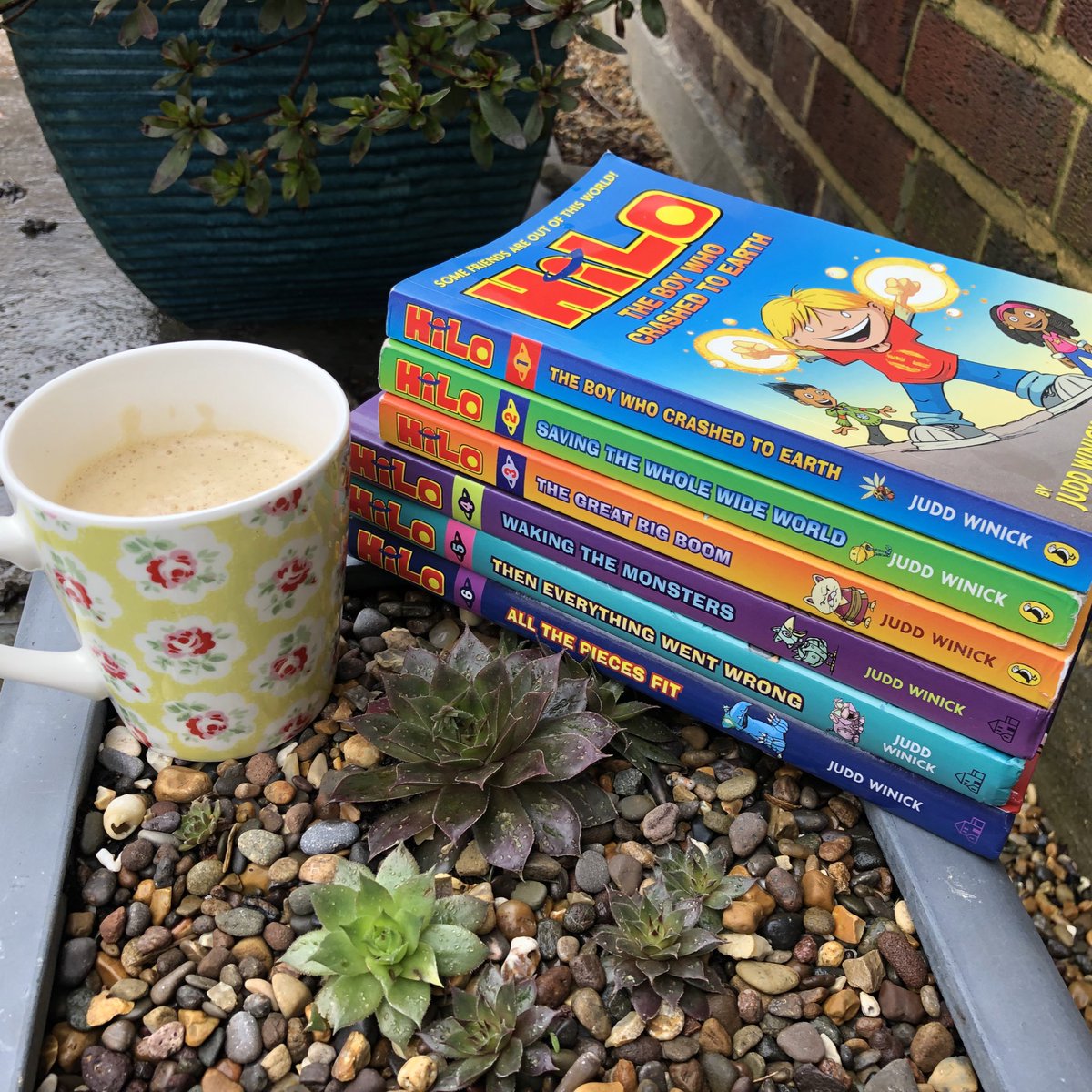 NovelistJessica's tweet photo. This #WorldBookDay I’m sharing my love for Judd Winick’s HiLo, the books which finally turned my reluctant reader into a book lover 🙌 ❤️ #hilo #juddwinick #amreading #ChildrensBooks #graphicnovels https://t.co/YxPepJqq9o