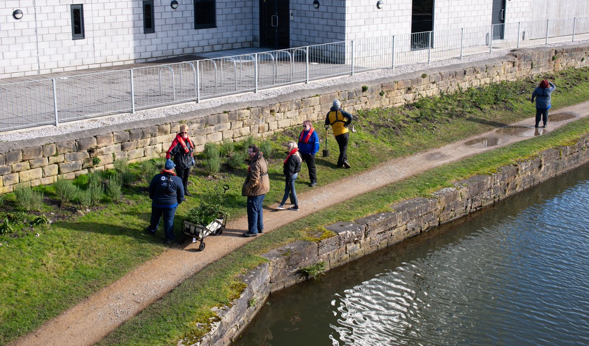 michaelfairles1's tweet photo. CRT volunteers, along with Emma from CRT Burnley, planting shrubs, inc. Holly and woodland Ferns, along the Leeds Liverpool canal in Burnley. Tuesday 02 March 2022. https://t.co/7sLoE2PN1Q