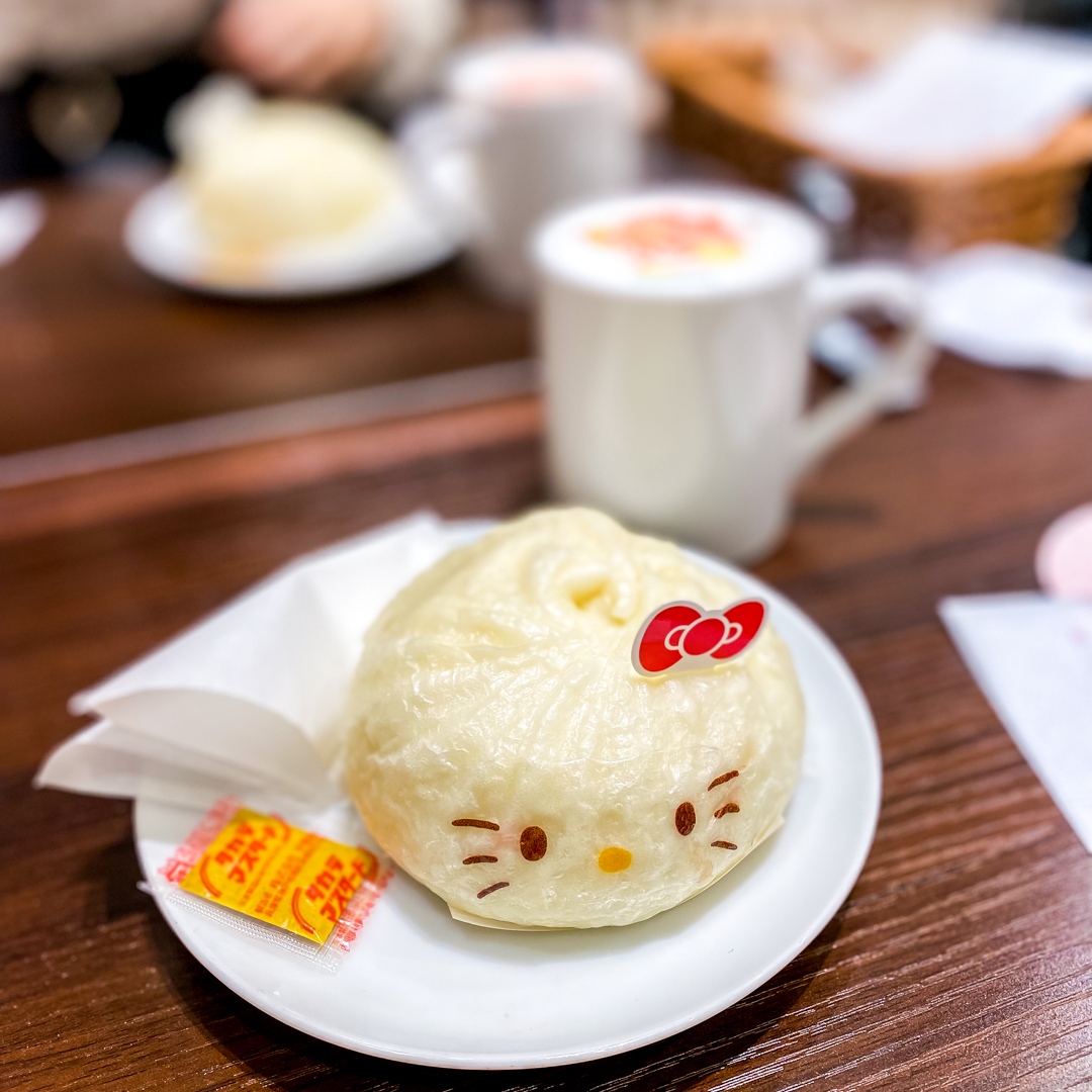 JapanCandyBox's tweet photo. π You are what you eat. π We tried this limited-time Hello Kitty pork bun! π» It's from the special collab between Sanrio Cafe in Ikebukuro and Sannomiya Ikkanrou (famous for their meat buns)! π
#sanriocafe #hellokittyfood #kawaiicafe #japanesecafe https://t.co/qksoCyU1St