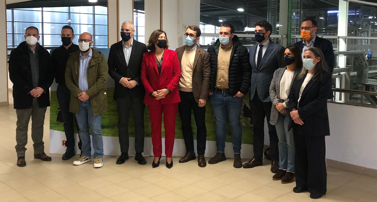 DATAlife_DIH's tweet photo. Ayer nos trasladamos a las instalaciones de #GrupoLecheRío para conocer un poco más de cerca #MilkChain, uno de los proyectos movilizados a través de la convocatoria #ConectaHUBS✅
La jornada sirvió para presentar un proyecto que espera añadir más valor al #sectorlácteo gallego. https://t.co/18x1slgYIo