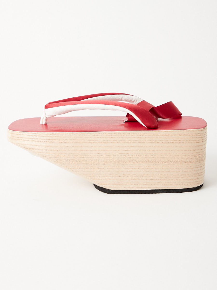 furifufurifu's tweet image. 【NEWS】
多くの方から再販希望の声頂き「リボンぽっくり下駄」が今年も帰ってきました!🌷
☞新色カラーのレッドをpickup👀🍒
詳細は▼▼
mgos.jp/shop/furifu/e/…
#和洋折衷コーデ 
#振袖
#浴衣