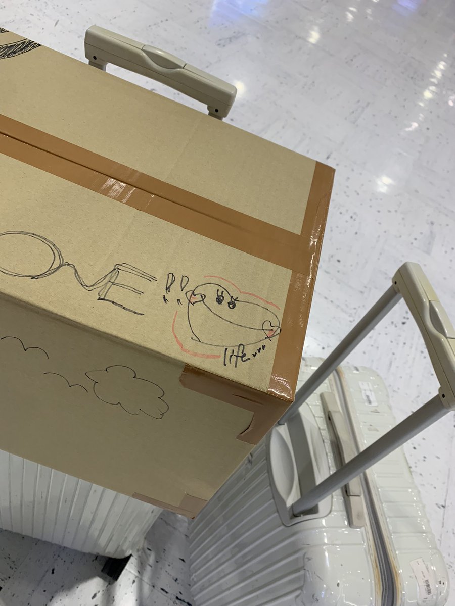 haruuu__26's tweet photo. ONELIFEは引退しましたが、自分達の代の支援物資を届けにずっと行きたかったカンボジアに来ました🇰🇭❤️‍🔥
2年ぶり❗️

タイ経由の乗り継ぎ条件がよくわからなくて大変だったけどなんとか無事に到着☀️✈️

久しぶりのトゥクトゥクと美味しかった機内食を添えて🛺😋🧡✨ https://t.co/OWwZwcdr8R