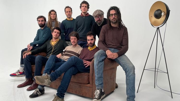 stjor1969's tweet photo. El grup musical @ThePenguinsSka aposta per vestir #STJOR i nosaltres no podem estar més contents! Gràcies per la confiança, @ThePenguinsSka! ❤️ https://t.co/0ZBhTcuU4A