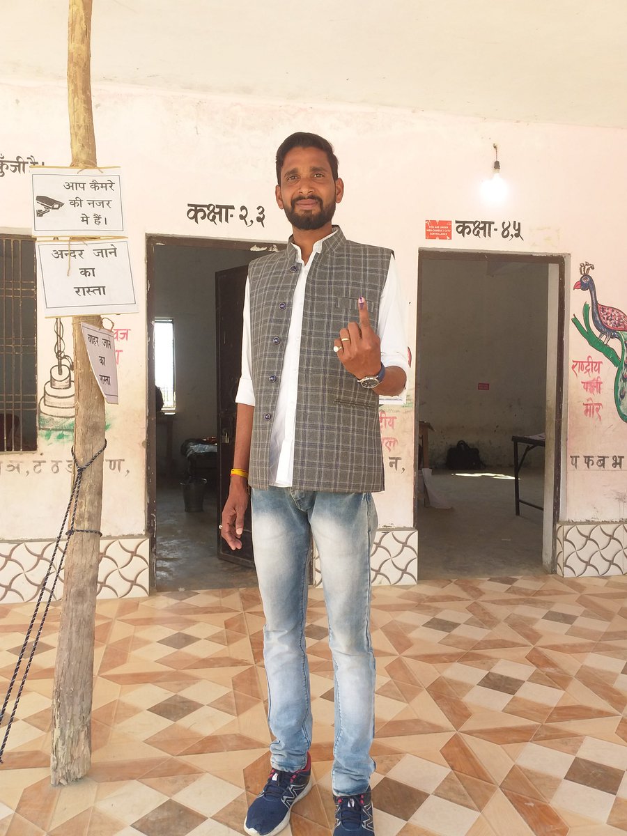 Sandeep63107140's tweet photo. लोकतंत्र के महापर्व में मतदान किया ।
आप भी मतदान अवश्य करें।
लोकतंत्र के प्रहरी बनें।
#selfieforvoting
#AssemblyElections2022, #NoVoterTobeLeftBehin,
#EveryVoterCounts, #GoVoteUP_Phase6 https://t.co/5rFY2Wod9E