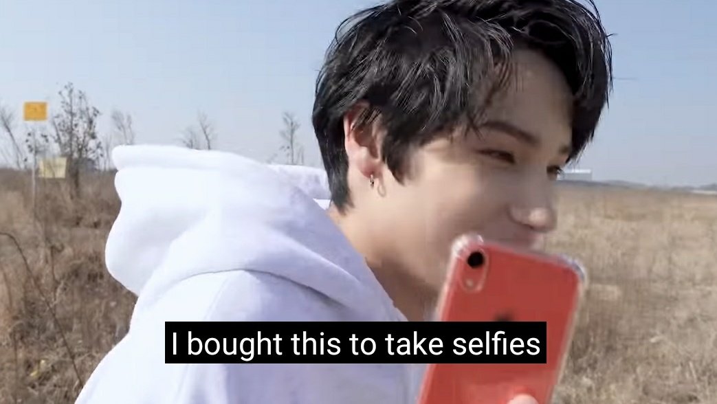 yeonfarie's tweet photo. huening kai thought his father was the one who bought the phone but it's hiyyih 😭 https://t.co/GmUk2bAEi0