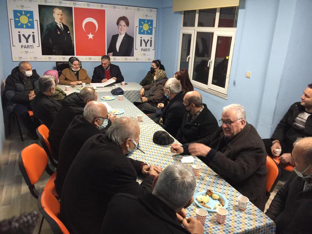 aysegulozyanik's tweet photo. Ardeşen İlçe yönetim kurulu toplantımızda, mahalle ve köy başkanlarımızın da katılımıyla il ve ilçe çalışmalarımız hakkında verimli bir istişare toplantısı gerçekleştirdik.
Ardeşen teşkilatımızla yerelde ve genelde iktidar olmak üzere kavilleştik.🇹🇷☀️🇹🇷
#MilletBiziÇağırıyor https://t.co/Ahr2Tz92dn